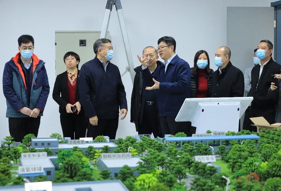 签约仪式后,张建新一行参观了北京人工智能研究院